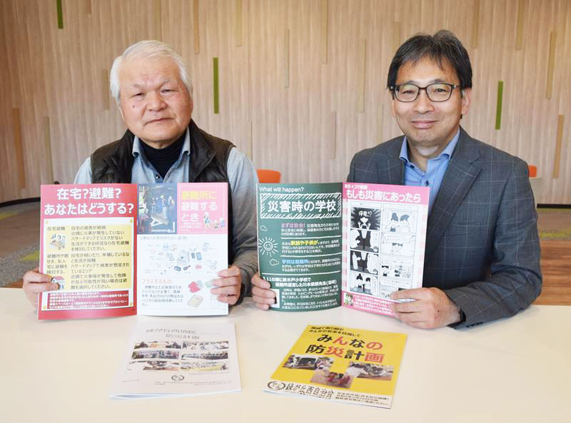 地区防災計画などを作成した緑が丘西自治会の鈴木さん(右)と河野さん=八千代市