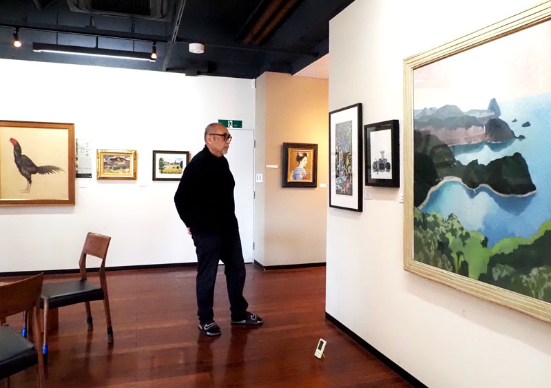 大作から小品まで幅広い作品が並ぶ「千葉ゆかりの作家展」＝木更津市