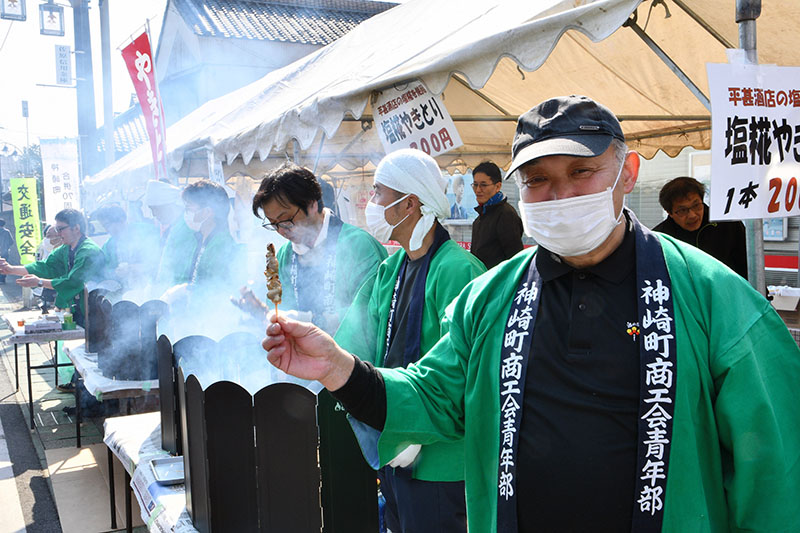 地元酒店の塩こうじに一晩漬けこんだ焼き鳥を販売した神崎町商工会青年部のメンバーら=23日、神崎町