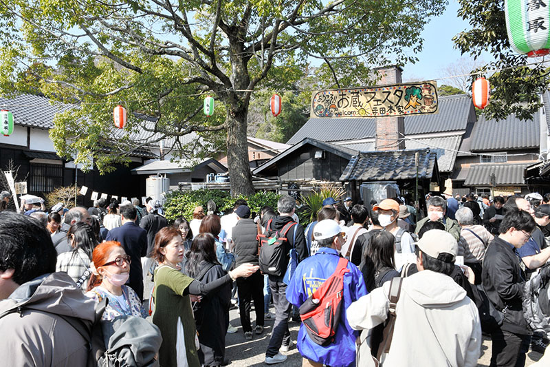 酒蔵の見学者や日本酒の購入者でにぎわう祭り会場=23日、神崎町の寺田本家