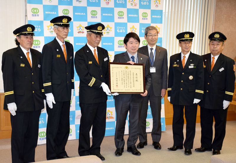 消防庁長官表彰の受賞を市原淳・茂原市長(右から4人目)に報告した消防団の役員ら=同市役所