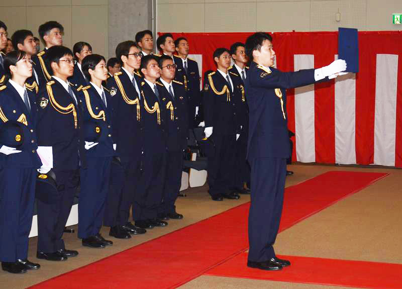 千葉県警察学校の卒業式で答辞を述べる総代の渡部巡査(右)=28日、東金市