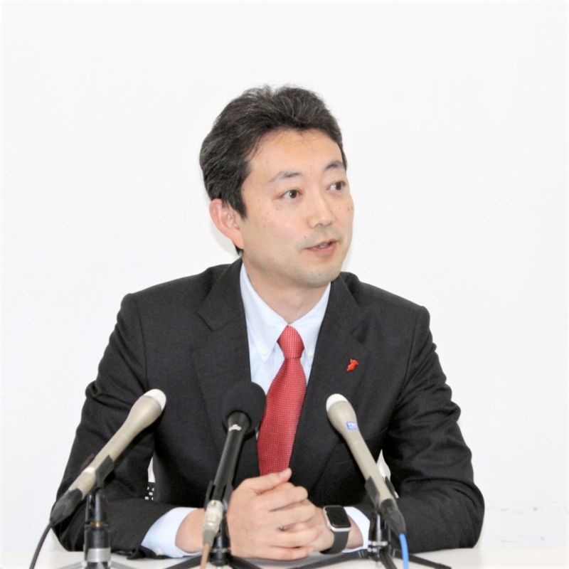 再選から一夜明け、会見で報道陣の質問に答える熊谷氏＝１７日、千葉市中央区