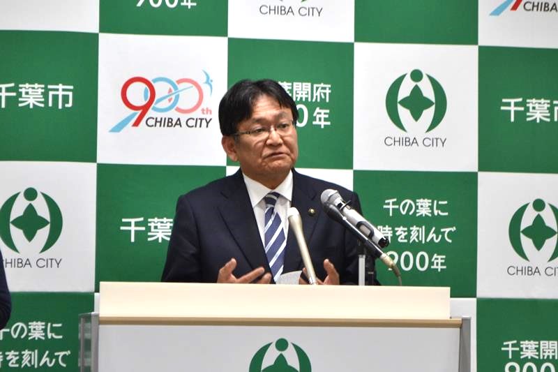 再選後初の記者会見で２期目の抱負を語る神谷市長＝１７日、千葉市役所