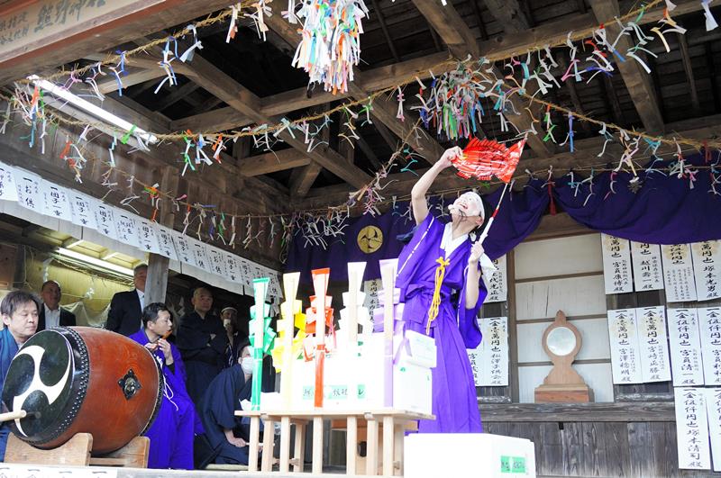 古式ゆかしく演じられた熊野神社の神楽。面を着けた舞い子が代わる代わる登場＝２０日、旭市