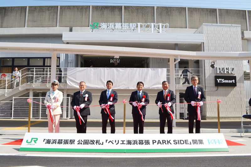 新改札とペリエ新館の開業を祝してテープカットをする関係者たち=22日、千葉市美浜区の海浜幕張駅