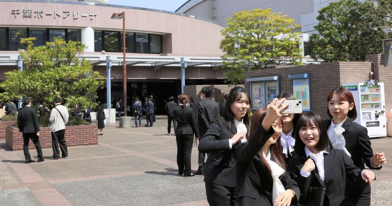 入学式で記念撮影を楽しむ新入生ら＝５日、千葉市中央区