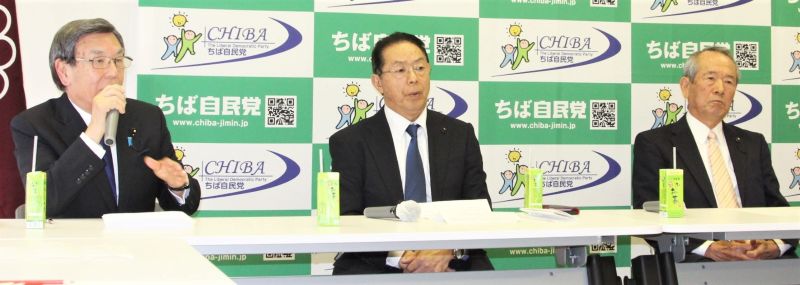 会合終了後の記者会見で経緯を説明する阿部県連幹事長（左）と浜田県議（中央）、酒井県議＝２５日、千葉市中央区