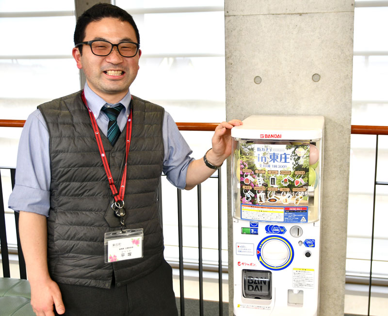 東庄町の名所や名物を題材にした「街ガチャｉｎ東庄」を紹介する町職員