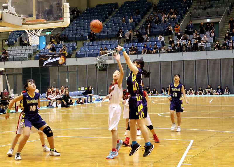 シュートを放つ選手＝千葉市中央区の千葉ポートアリーナ