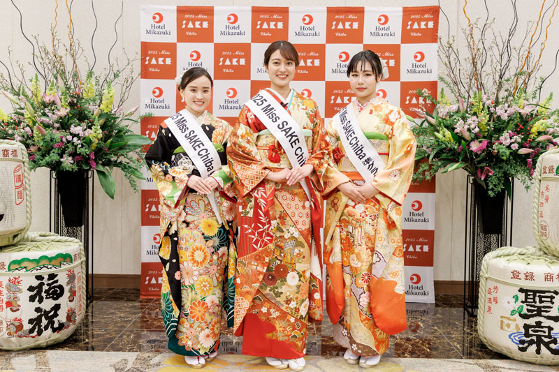グランプリに輝いた弭間さん（中央）＝木更津市