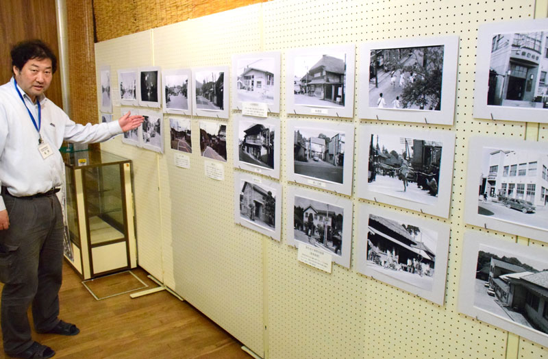 昭和30~40年代の写真が並ぶ展示会場=長南町郷土資料館