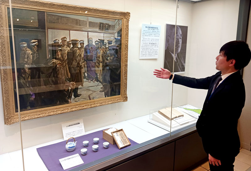 鈴木貫太郎の足跡をたどる絵画や書物などを紹介する市職員＝３日、野田市役所