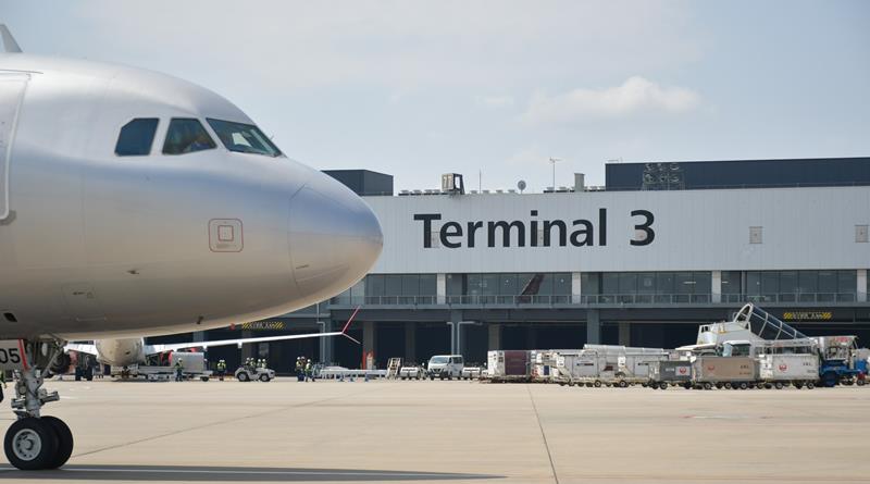 開業１０年となる成田空港第３ターミナルの前を通過する航空機