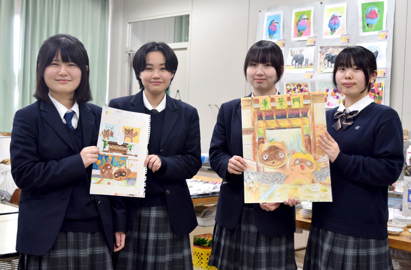 「とよすけパン」の店頭ポスターとリーフレットをデザインした美術部の4人=船橋市の東葉高校