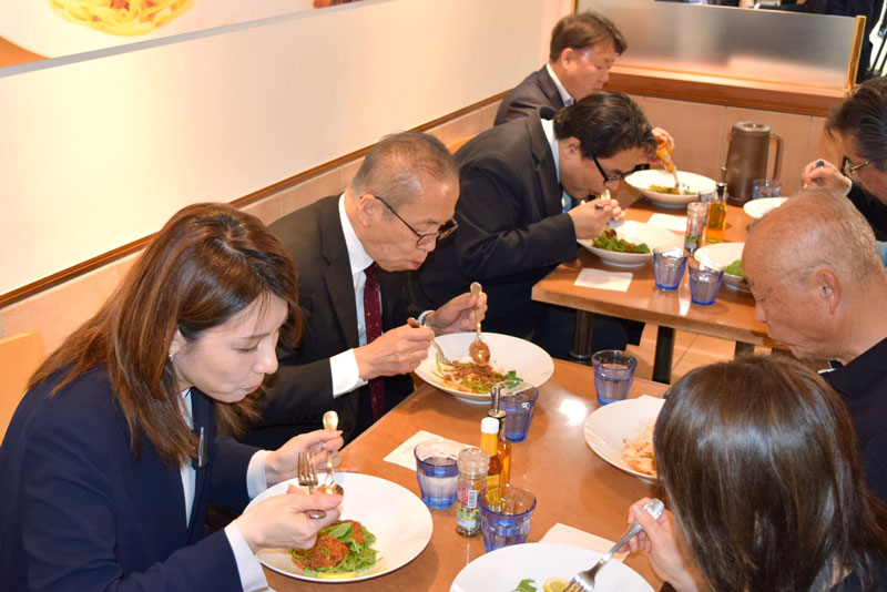 船橋尽くしのパスタを試食する松戸市長（左から２人目）ら＝船橋市