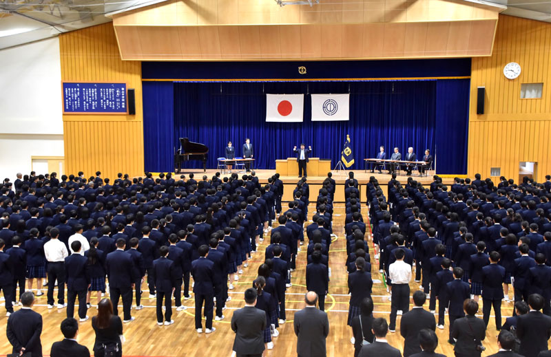 新しい校舎で校歌を歌う館山中生徒ら＝１０日、館山市