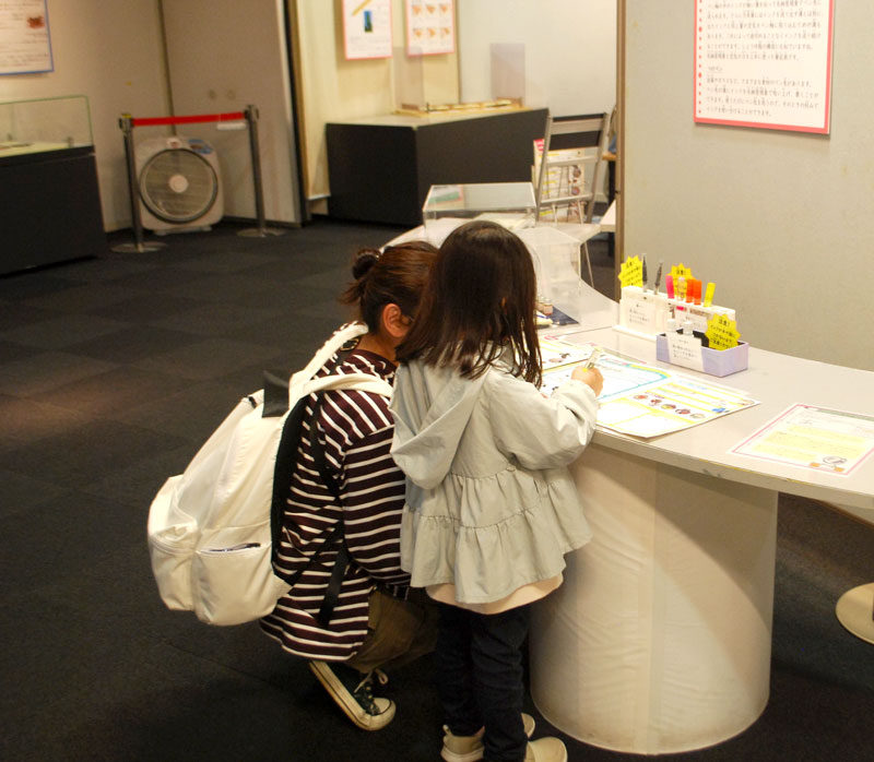 ペンの書き心地を体験する親子=11日、千葉市科学館