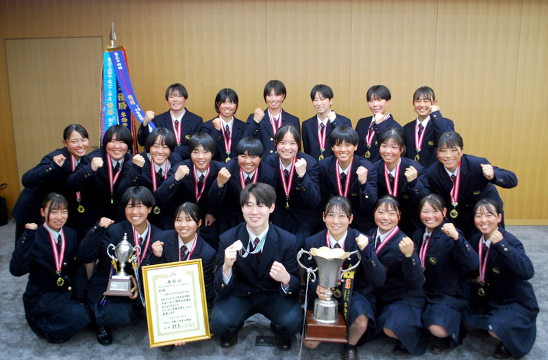 全国優勝を報告した自転車競技部の中村さん（前列左から４番目）とソフトボール部員たち＝千葉市役所