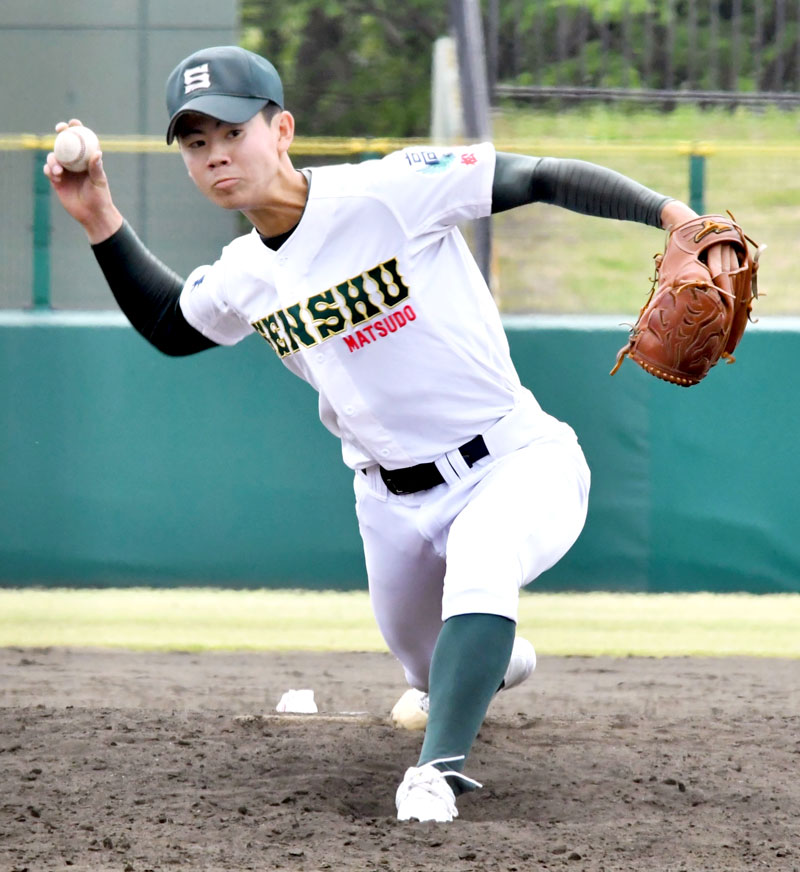 専大松戸―中央学院　力投する専大松戸・田中。６回途中から登板し３安打１失点に抑えた＝柏の葉