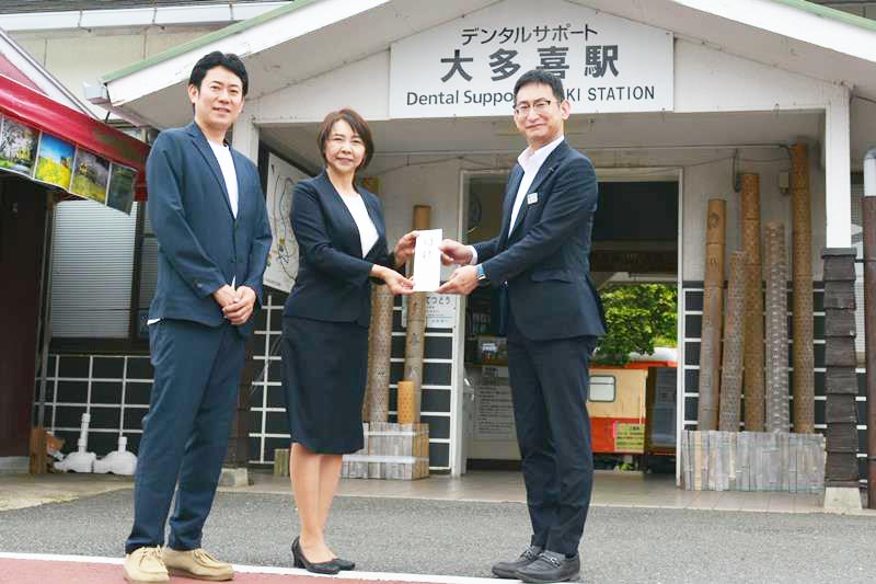 古竹社長(右)に目録を手渡す大野実行委員長(中央)=28日、大多喜町