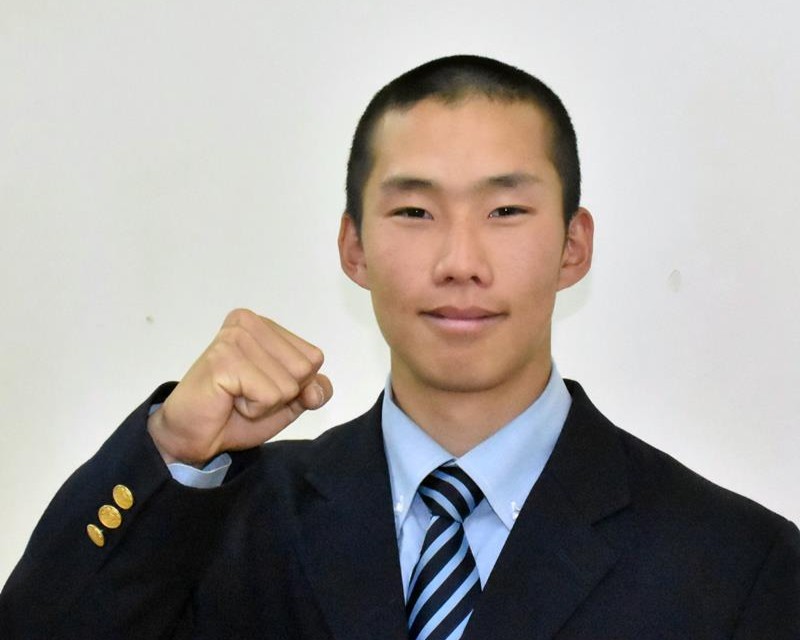 甲子園で行われる高校軟式野球の交流試合に参加する拓大紅陵の森川＝千葉日報社