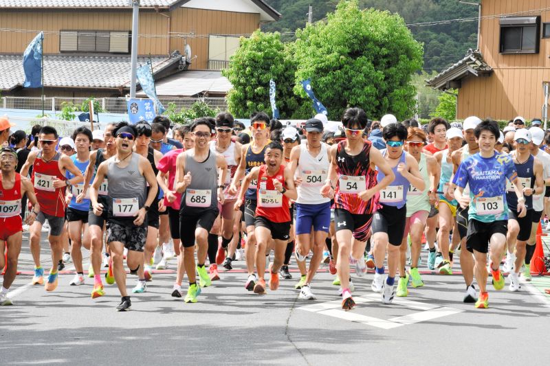 号砲と同時に一斉にスタートするランナー。猫ひろしさん(中央)もゲストとして参加=18日、神崎町
