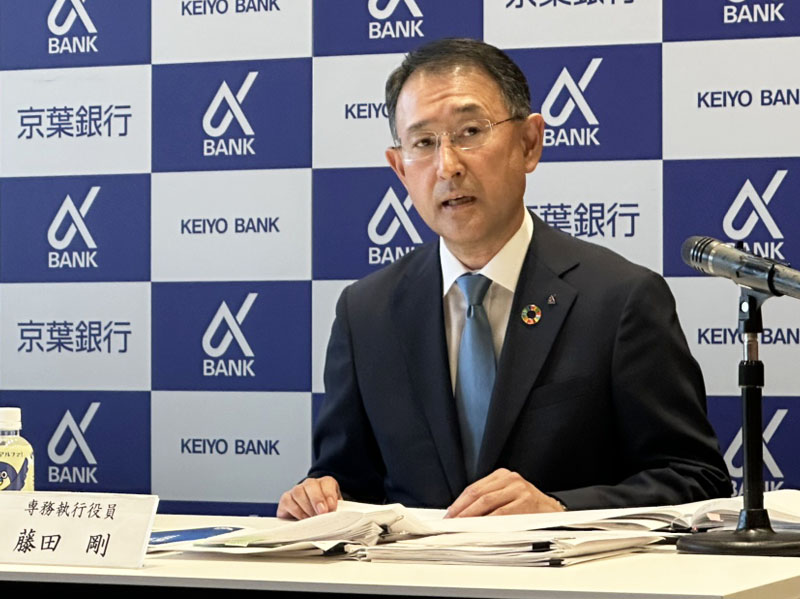 記者会見で抱負を述べる藤田氏＝１３日午後、千葉市中央区の京葉銀行ちばみなと本部