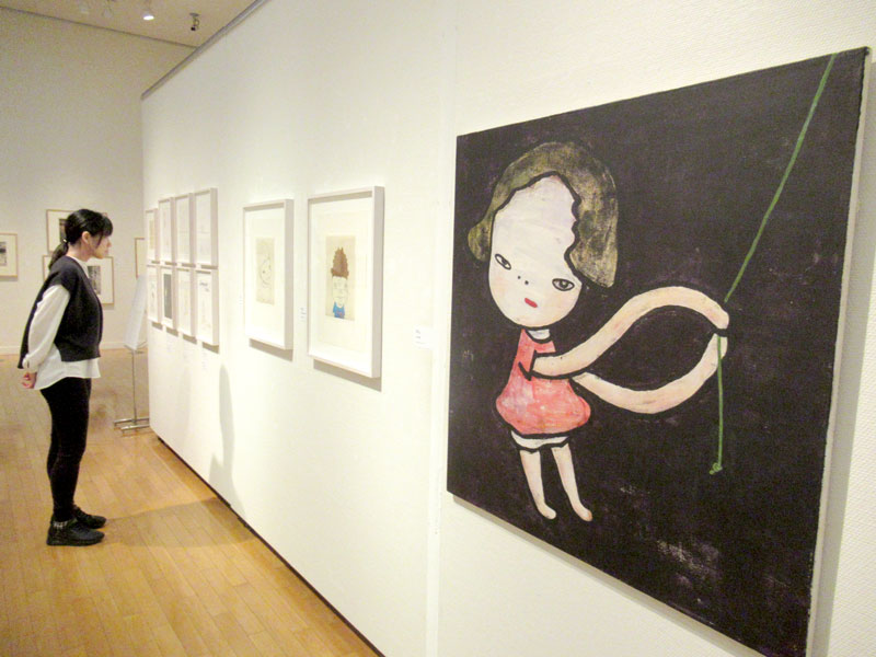 奈良美智さんの作品が展示された企画展=市川市