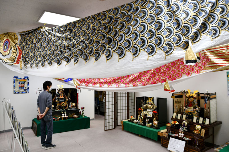 五月人形やこいのぼりが飾られている佐原町並み交流館＝香取市