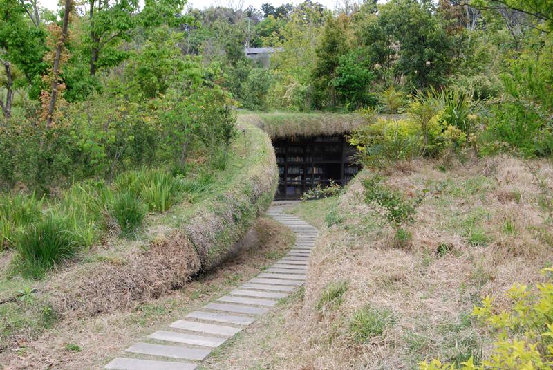 緑鮮やかな植栽の中にひっそりとたたずむ「地中図書館」