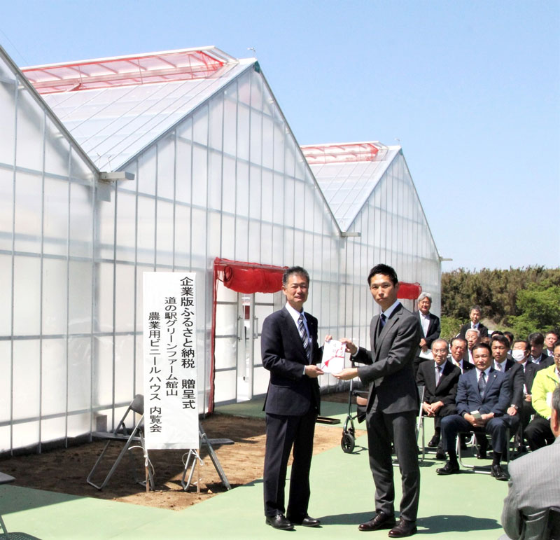 贈呈式で目録を手渡す渡辺パイプの鈴木事業部長（右）と受け取る森市長＝館山市