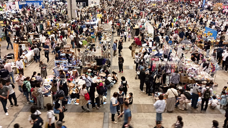 ゴールデンウイーク後半がスタート。多くの人出でにぎわう「どきどきフリーマーケット」＝３日、千葉市美浜区の幕張メッセ