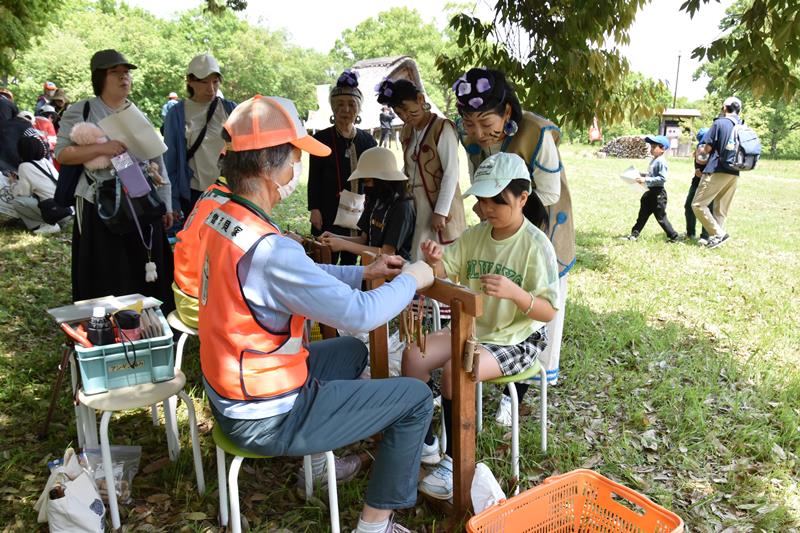 アンギン編みに挑戦する来場者ら＝５日、千葉市若葉区