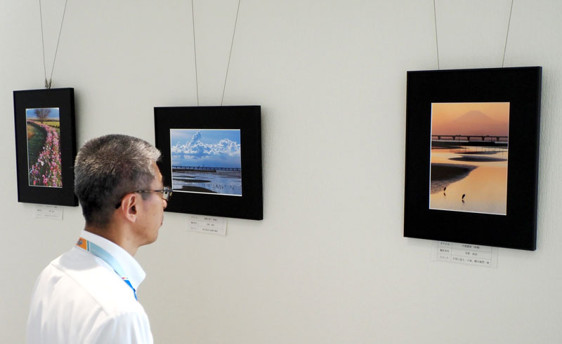「私の好きな袖ケ浦」をテーマに会員の作品が並ぶガウラフォトクラブ写真展=袖ケ浦市