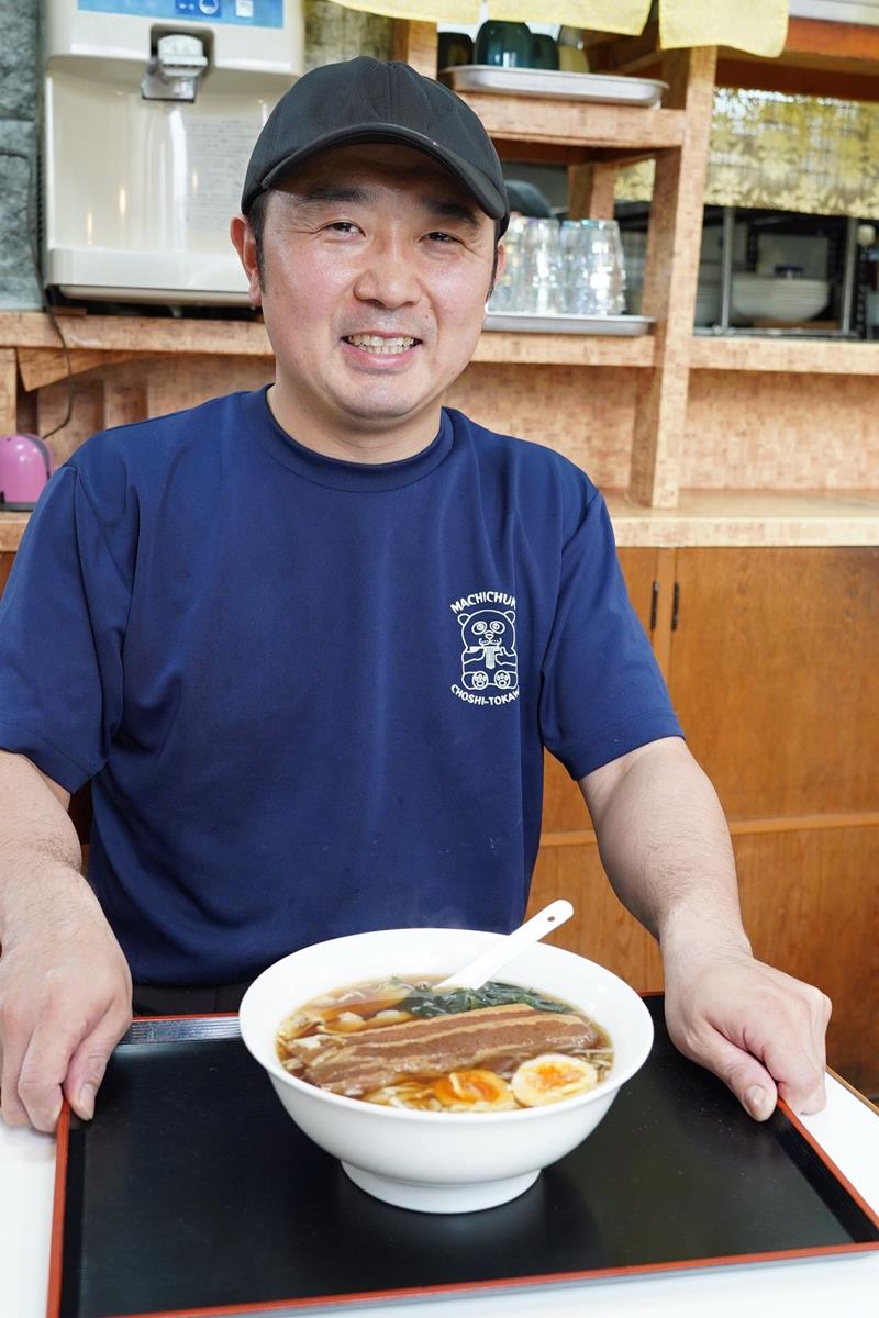 豚角煮の入ったホームランラーメンを提供する長谷川史貴さん=銚子市