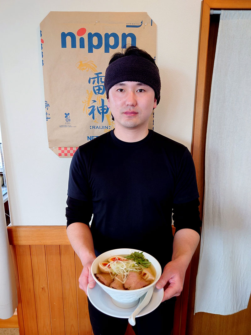 「特製塩らぁめん」をはじめ、こだわりの塩ラーメンを提供する桜井さん=市原市