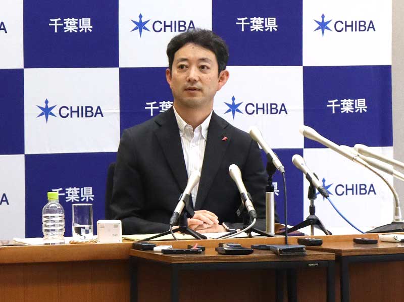 記者会見で補正予算案を説明する熊谷知事=14日、県庁