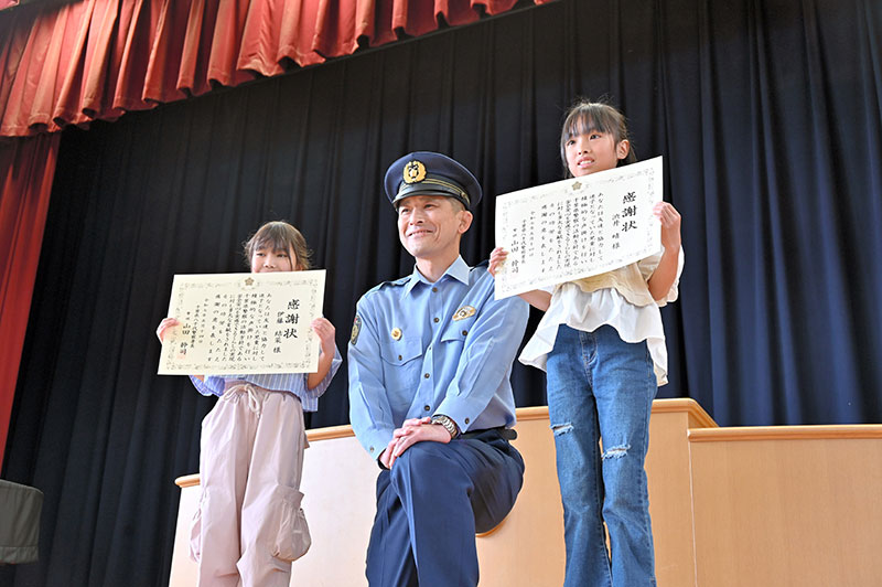 迷子の女の子を助け、感謝状を受け取った伊藤さん(左)と渋井さん(右)=14日、八千代市緑が丘の市立新木戸小学校
