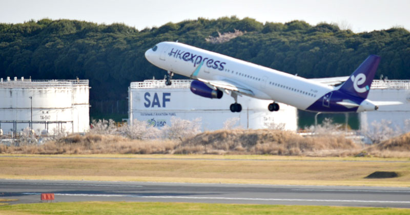 成田空港の滑走路沿いに設置された燃料タンクには「ＳＡＦ」の文字が記され、航空機利用者に浸透を図っている＝４月、成田市