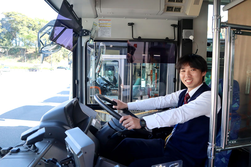 サッカーコーチをしながら、路線バス運転手として働く阿部さん＝千葉市稲毛区