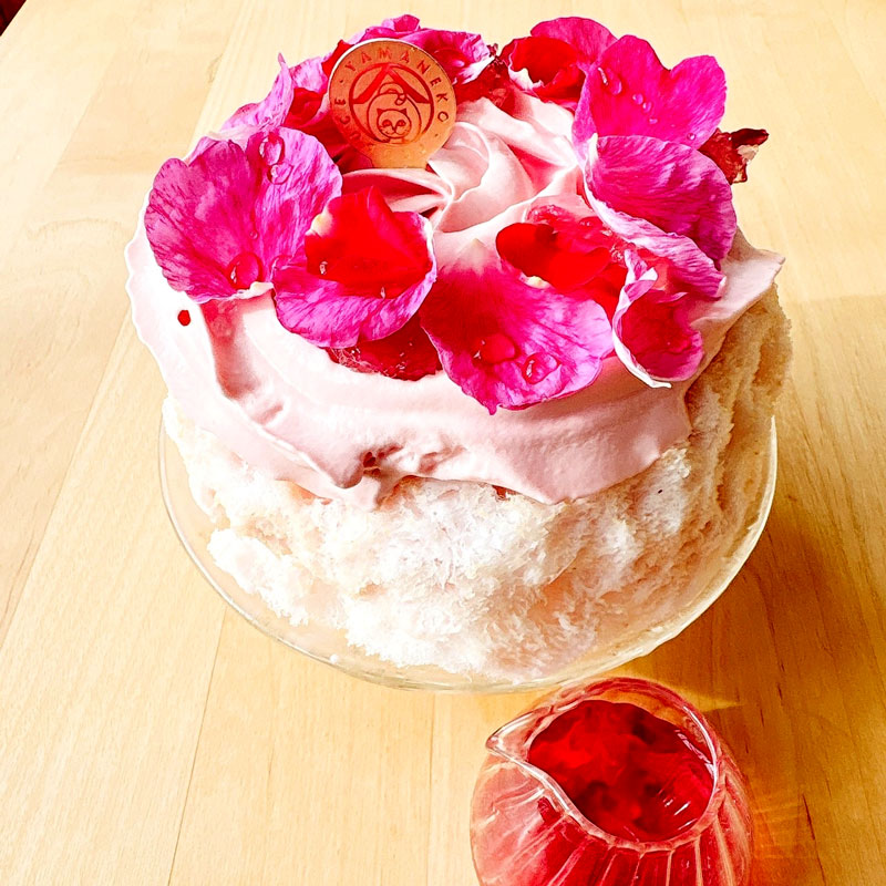 食香バラを用いたかき氷。バラの花やゼリーがトッピングされておりバラのシロップをかけて食べる(「山猫」提供)