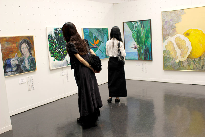 多彩な作品が並ぶ会場＝２０日、千葉市中央区の県立美術館