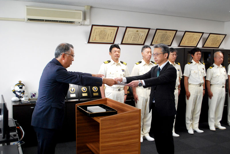 表彰状を受け取る県教委の担当者＝２０日、千葉市中央区の千葉海上保安部