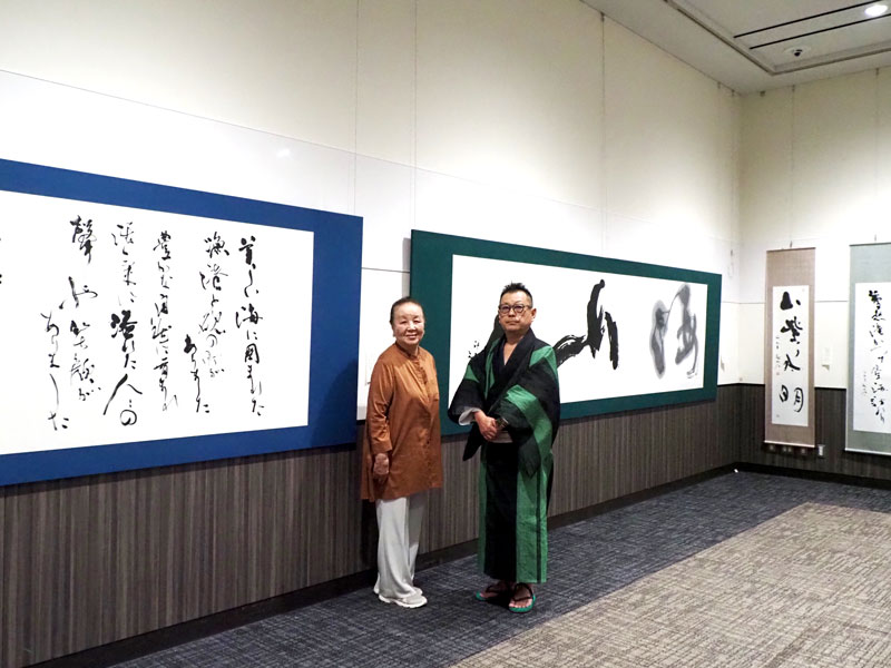 大小の書７０点が並ぶ会場で高尾剋山人さん（右）と母の鳳城さん＝２２日、木更津市