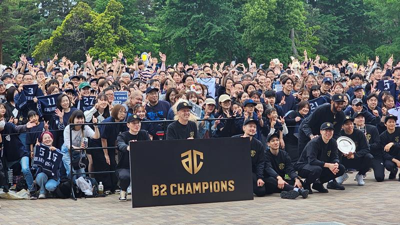 集まったファンと記念撮影するアルティーリ千葉の選手ら＝２４日午後、千葉市中央区の千葉公園