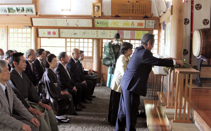 ふぐ供養感謝祭で玉串をささげる関係者ら＝南房総市の高家神社
