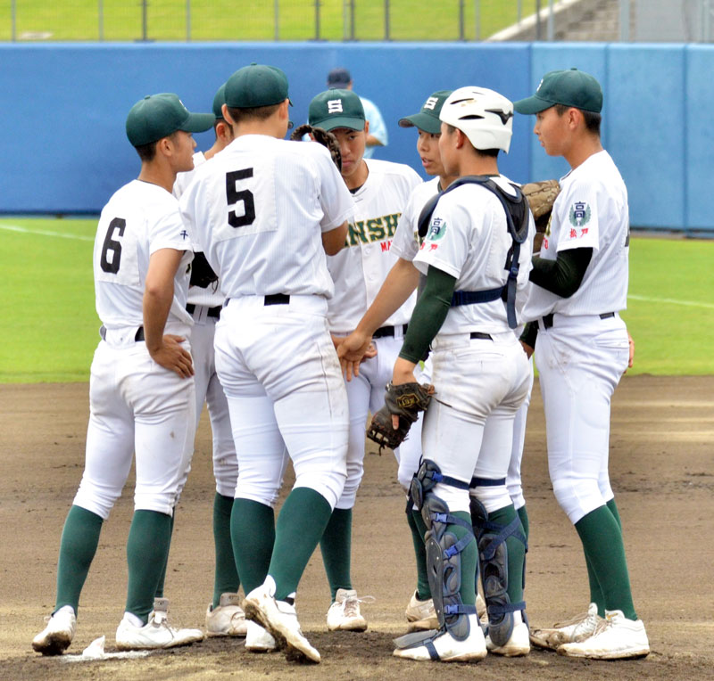 専大松戸－健大高崎　７回裏２死満塁のピンチでマウンドに集まる専大松戸ナイン＝ノーブルホームスタジアム水戸