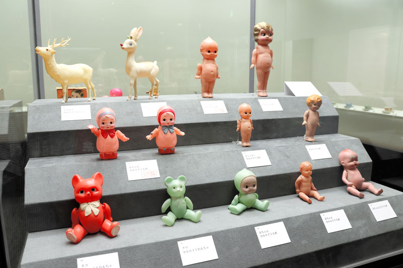 セルロイド製のおもちゃ。動物やキューピー人形も展示されている=東金市