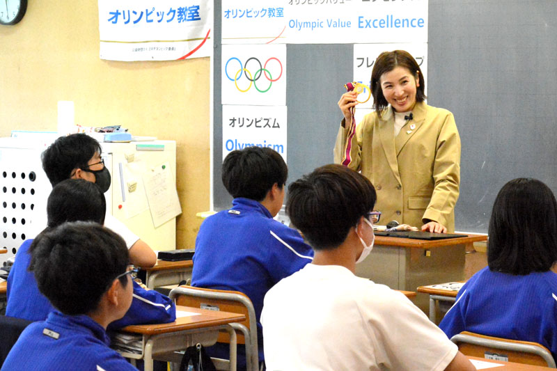 生徒らにW杯の金メダルを見せる伊藤さん